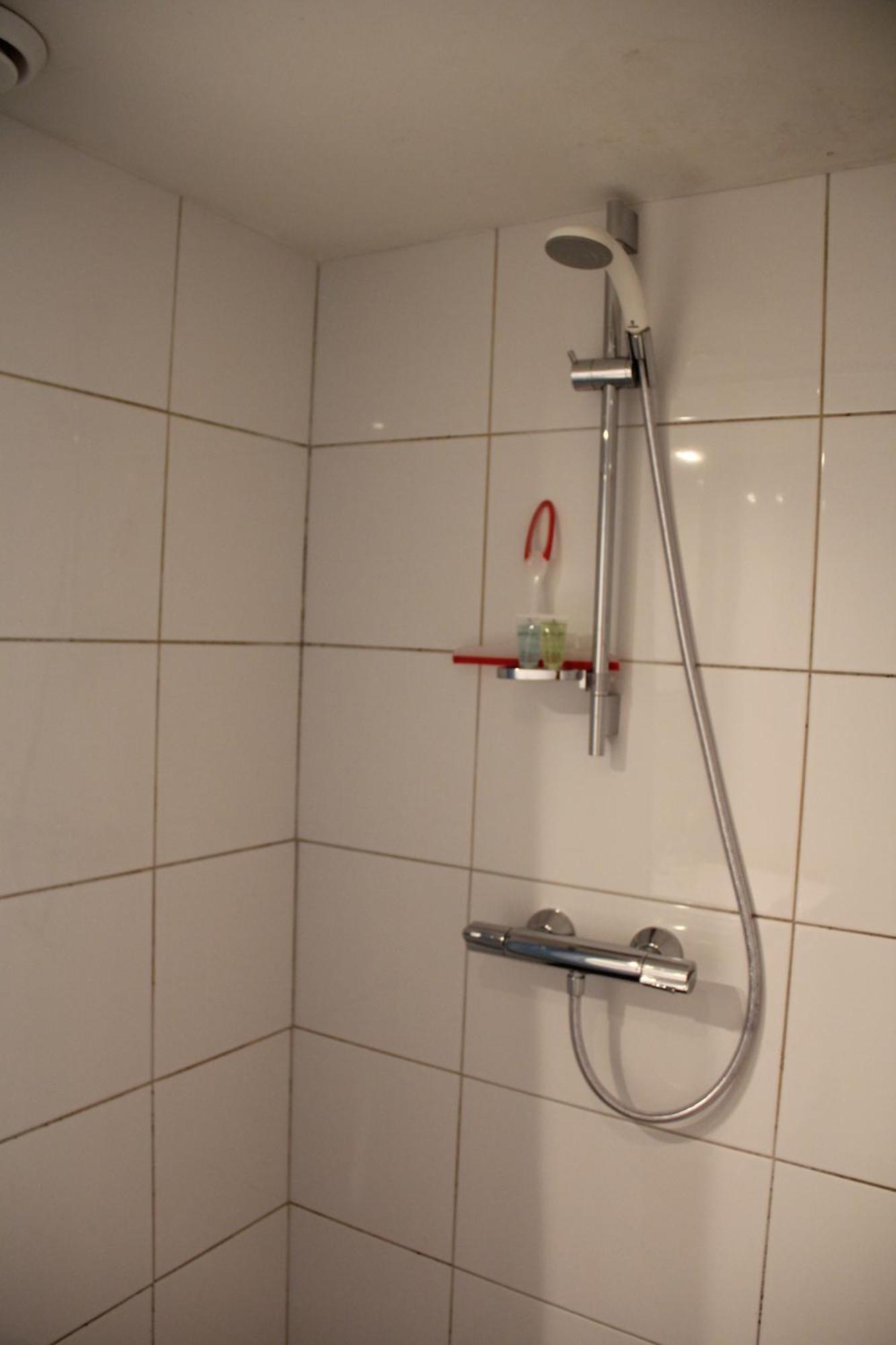 Tweepersoonskamer met 2 Aparte Bedden en Eigen Badkamer
